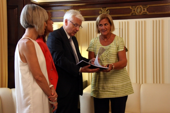 The Catalan Culture Minister, Ferran Mascarell (centre) showing the report to the President of the Catalan Parliament, Núria de Gispert (right) (by ACN)