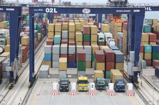 Containers in the Port of Barcelona (by ACN)