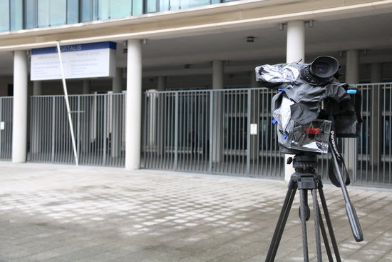 Outside the court where Toni Comín, Meritxell Serret, and Lluís Puig are testifying in Belgium (by ACN)