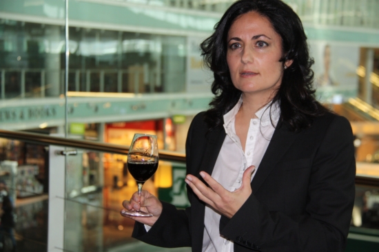 The Catalan sommelier Isabel Chuecos-Ruiz at Barcelona's Airport (by E. Romagosa)
