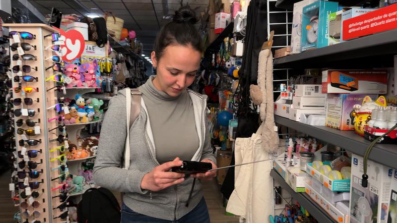 A woman buying an analogue radio in Sort during the power outage, April 28, 2025.